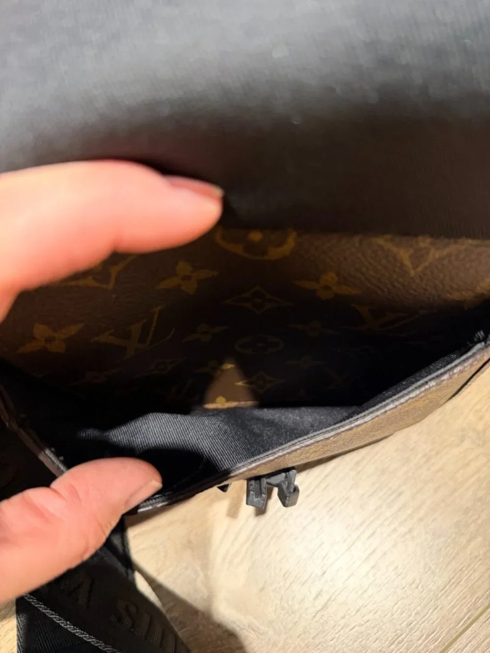 Louis Vuitton Quest Messenger